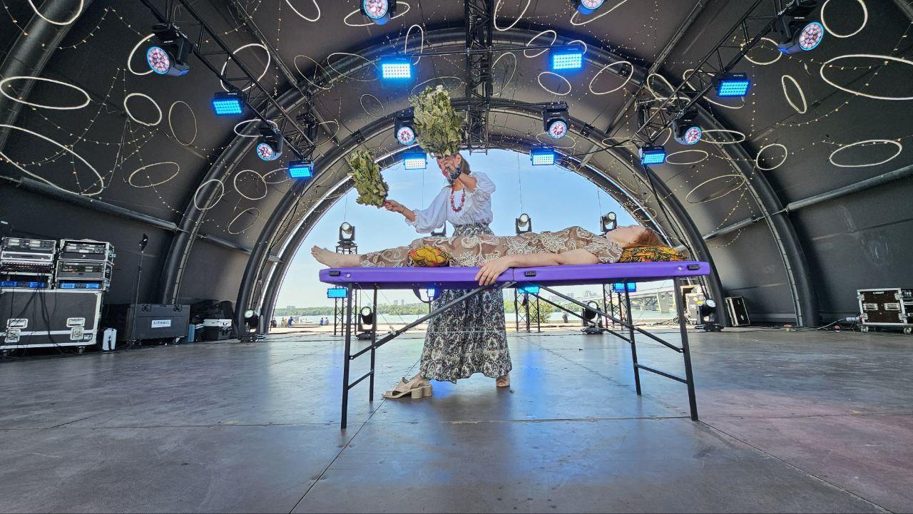 Фото Гигантская яичница и турнир по ловле рыбы. Опубликованы кадры масштабного «Пикник феста» на Михайловской набережной 15